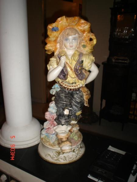 Pair de statut enporcelaine  Cosette et Gavroche  Debut du siecle