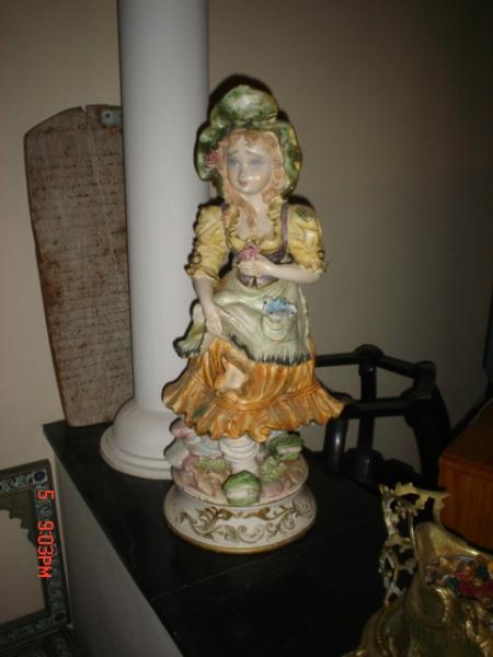Pair de statut enporcelaine  Cosette et Gavroche  Debut du siecle