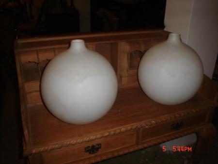 deux beaux globes des années 30 très decoratifs