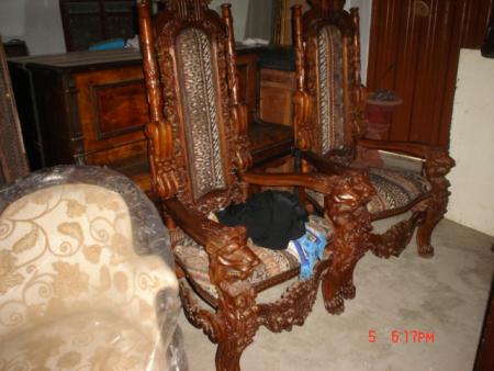 une pair de fauteuils style asiatique hauteur 1,60m